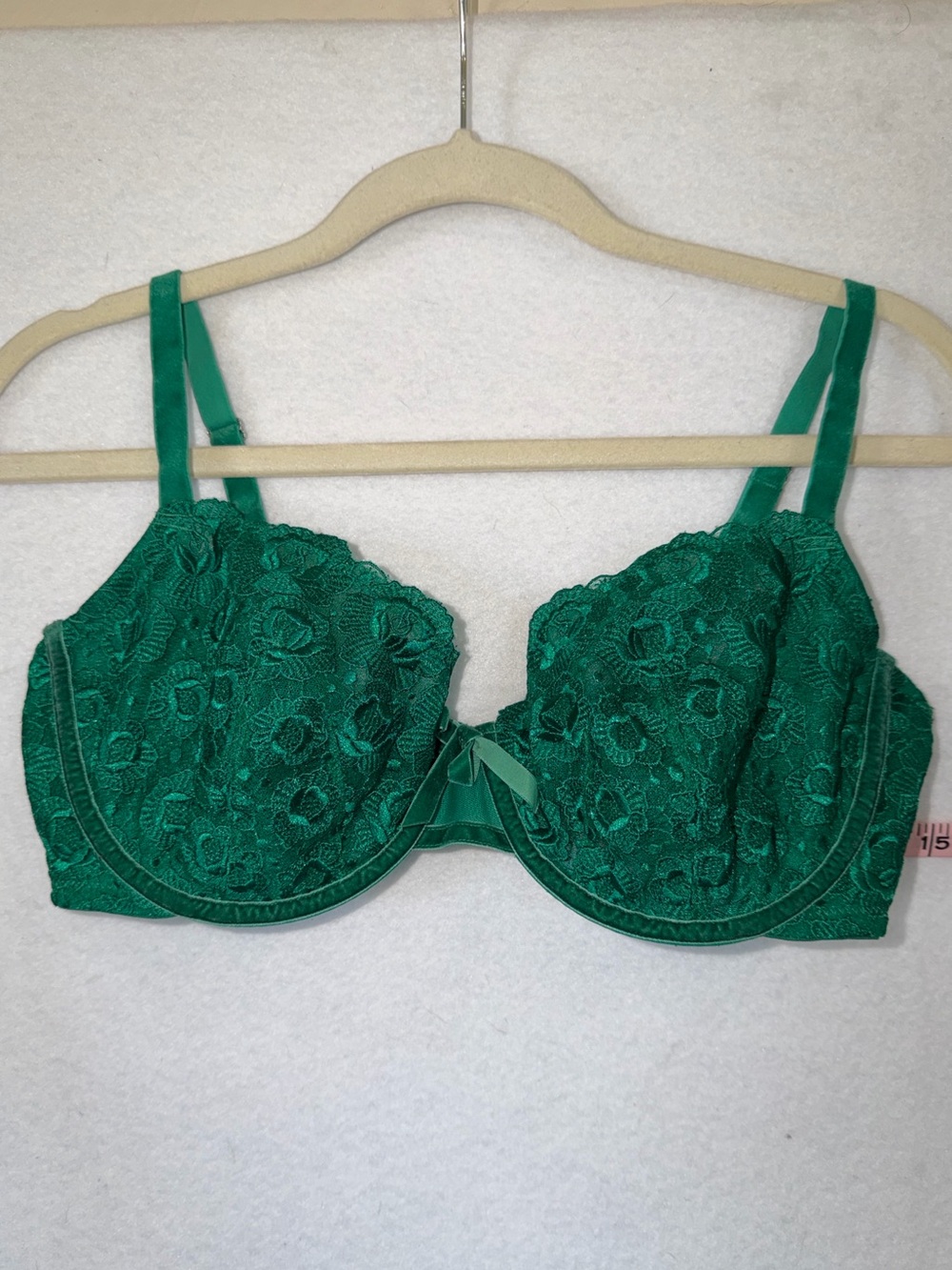 Victoria Secret Emerald Green Lace Underwire Bra - Elegant Support